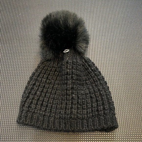 NWT kyi kyi Canada ?? Beanie Pom Pom Hat Black main image 6